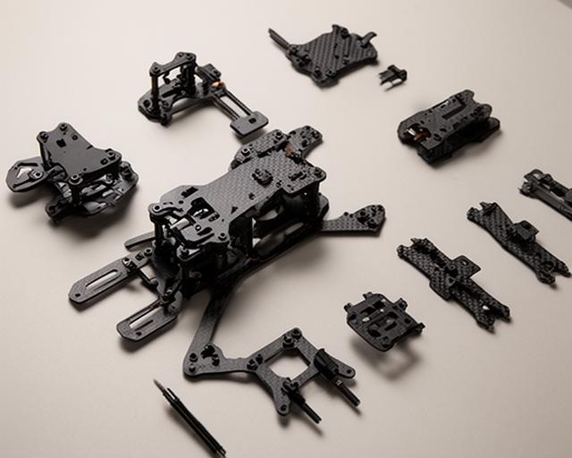 Conjunto interno del dron con piezas alineadas sobre superficie neutra