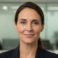 Directora de ingeniería automotriz en oficina técnica, con fondo sobrio y gesto de aprobación